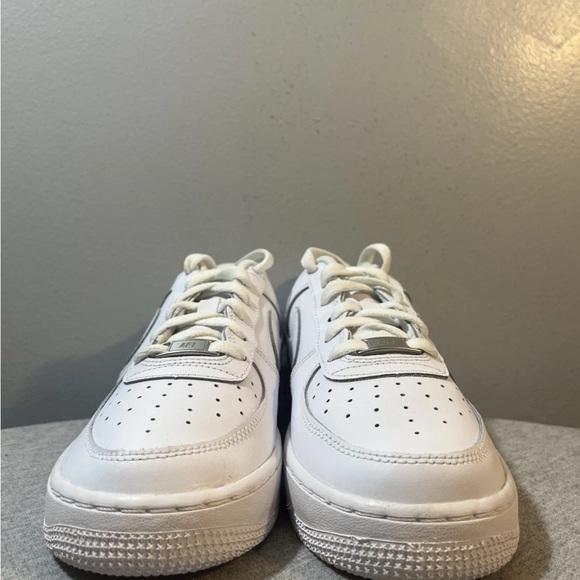 Nike Air Force 1 LE GS 'Triple White' Size 7Y/Women's Size 8.5 DH2920 111 - Picture 2 of 5